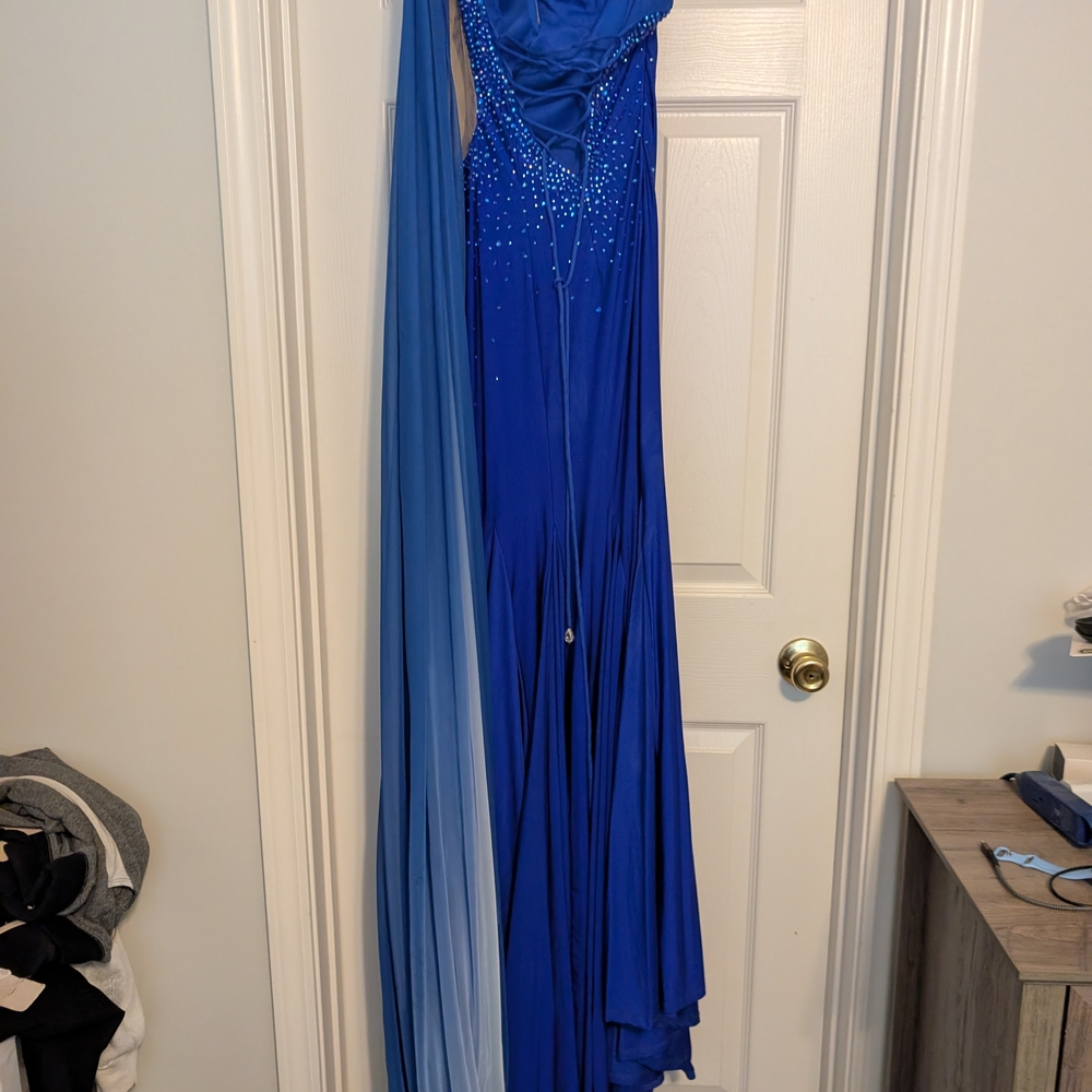 Elegant Blue Gown with Rhinestone Detailing - Picture 3 of 4